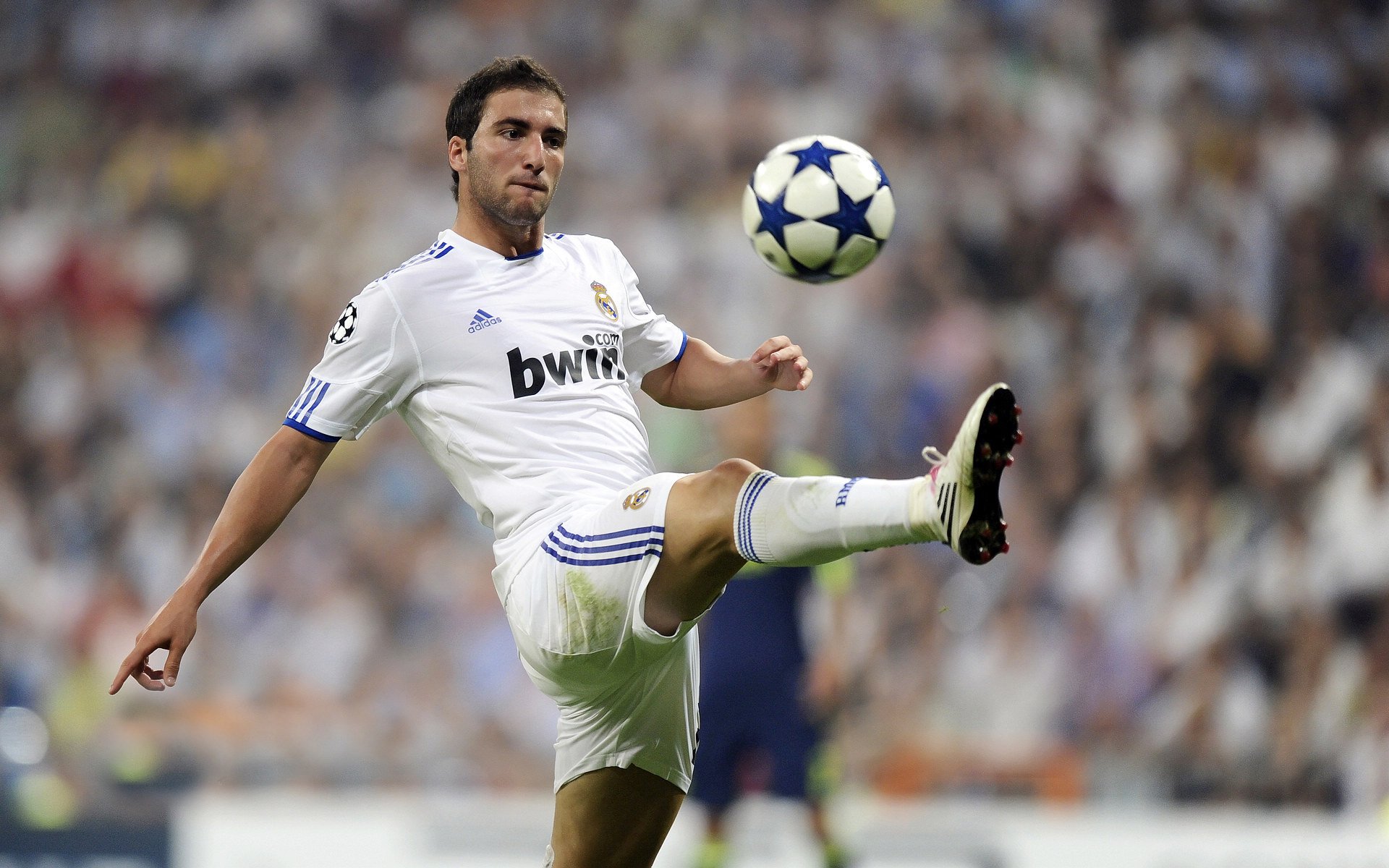 东亚杯足球赛决赛 日本2比1战胜韩国 四度捧杯加冕“东亚之王”